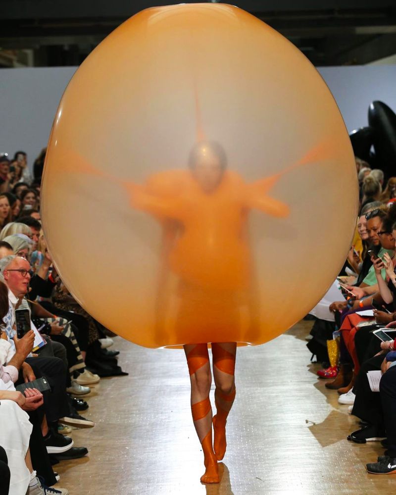 【お洒落？】ノルウェーのデザイナーによる新ファッション“バルーンドレス”、これホントお洒落なの？？(画像)・2枚目