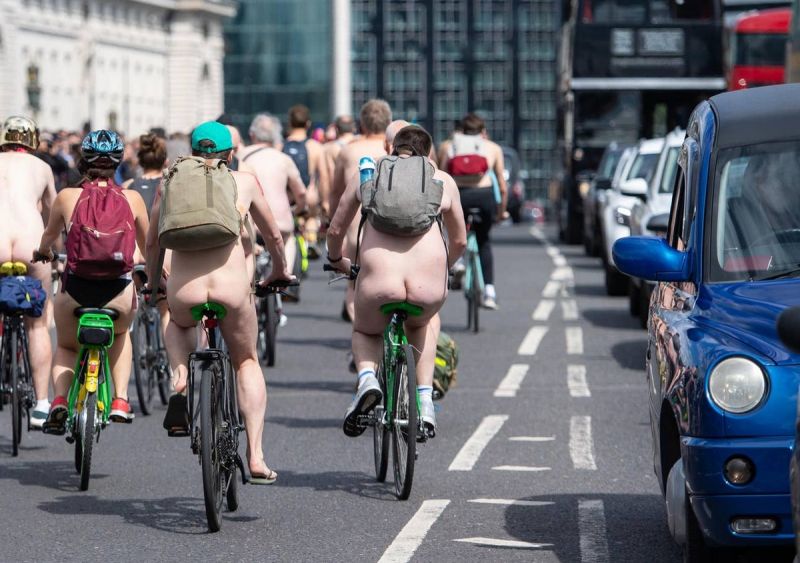 【裸族の祭典】ロンドンで毎年開催される“世界全裸自転車ライド”、垂れ乳ばかりだけど超エロい！！(画像)・2枚目