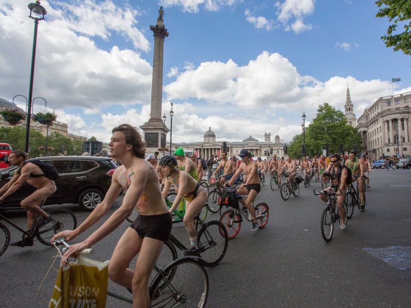 【裸族の祭典】ロンドンで毎年開催される“世界全裸自転車ライド”、垂れ乳ばかりだけど超エロい！！(画像)・3枚目