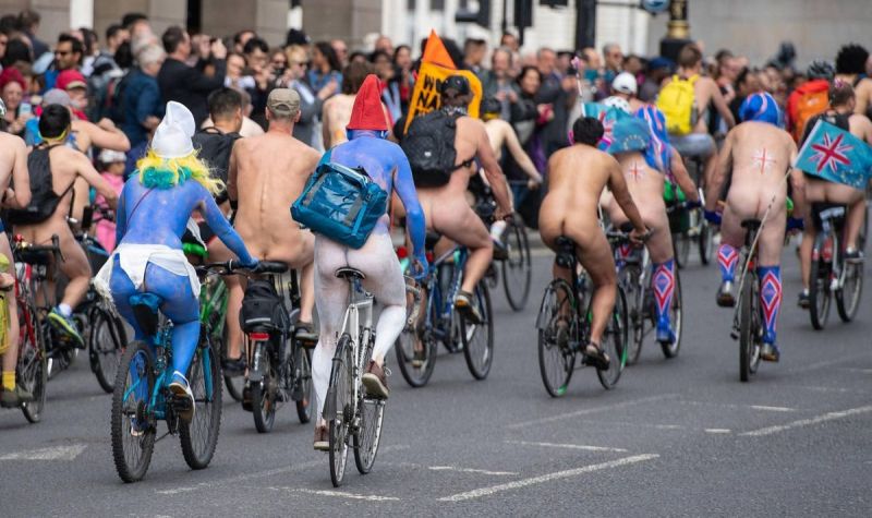 【裸族の祭典】ロンドンで毎年開催される“世界全裸自転車ライド”、垂れ乳ばかりだけど超エロい！！(画像)・17枚目