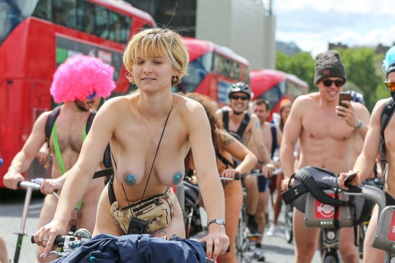【裸族の祭典】ロンドンで毎年開催される“世界全裸自転車ライド”、垂れ乳ばかりだけど超エロい！！(画像)・23枚目