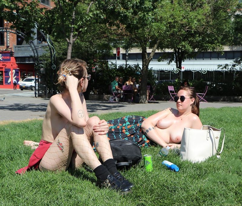 【素晴らC】公園で男性と同じトップレスで過ごす権利の為におっぱい丸出しで抗議活動するニューヨーカーまんさん、眼福眼福・・・・・(画像)・15枚目
