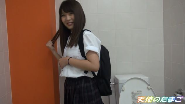 【動画】多目的トイレで潮吹きしてる日本のJK女子の映像。・1枚目