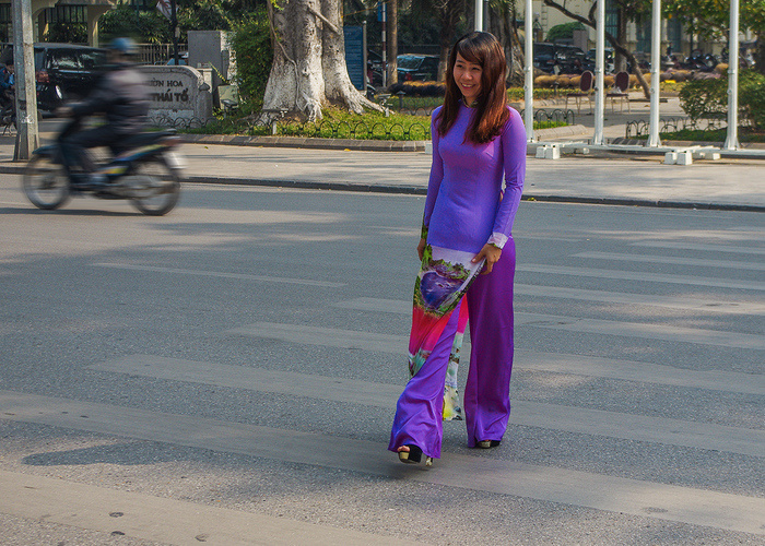 【街撮りスナップ】民族衣装アオザイ以外にもエロくて美人が多いベトナムまんさんの街撮り画像（画像あり）・1枚目