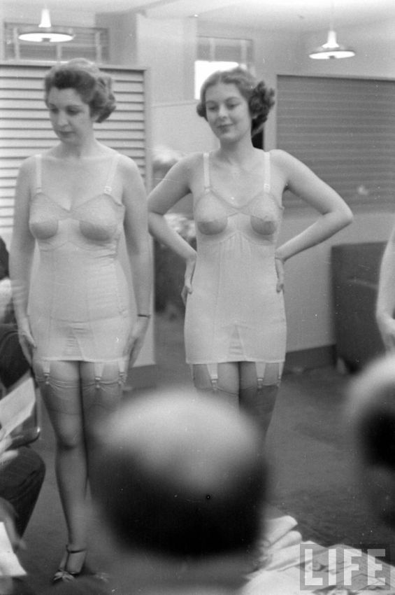 【デブ率高し】1940年、戦争真っ只中に開催された下着ファッションショーが結構エロい！！（画像あり）・11枚目