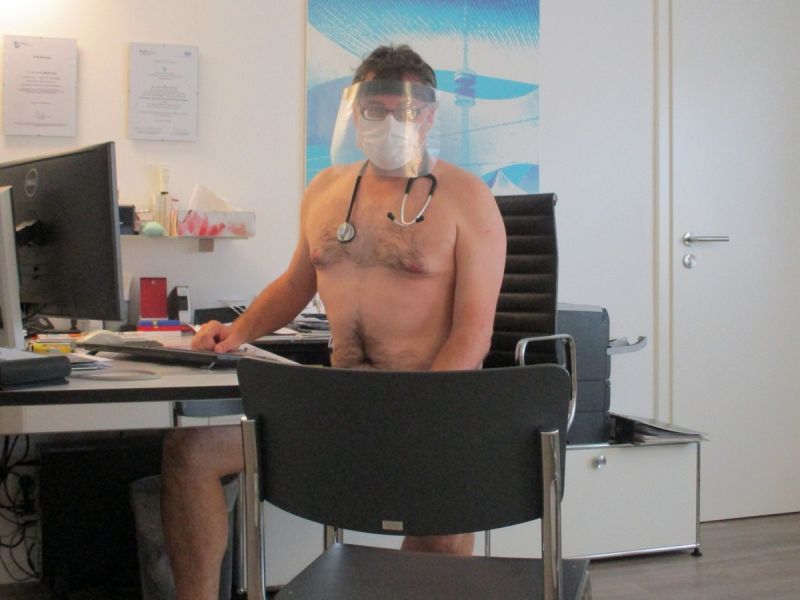 【ヌード女医】コロナでのマスク不足をアピールするために裸になるドイツの医師、馬鹿かな・・・？（画像）・5枚目