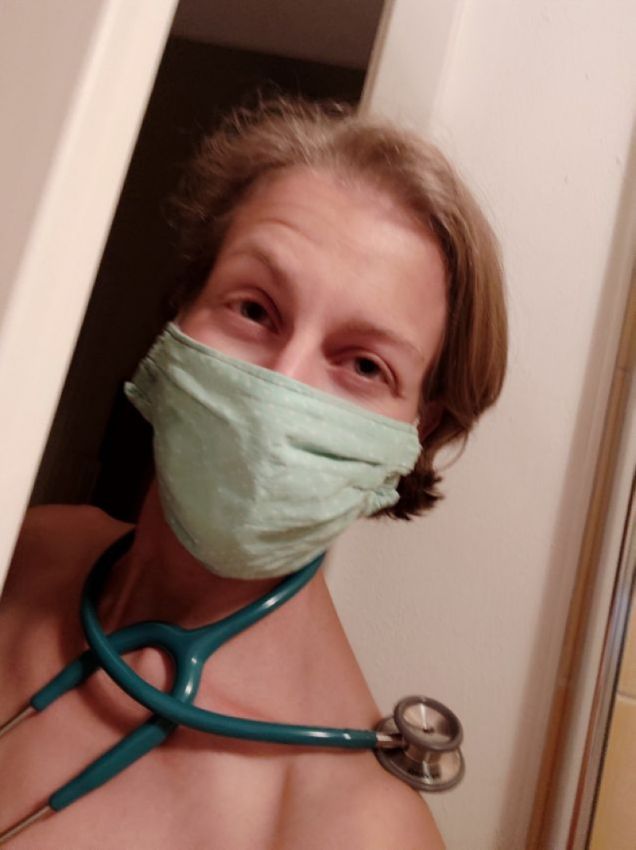 【ヌード女医】コロナでのマスク不足をアピールするために裸になるドイツの医師、馬鹿かな・・・？（画像）・12枚目