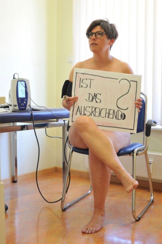 【ヌード女医】コロナでのマスク不足をアピールするために裸になるドイツの医師、馬鹿かな・・・？（画像）・26枚目
