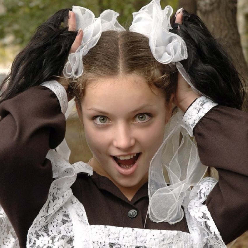 【美少女多数】卒業式には白いエプロンドレス姿のメイド服に身を包むのが慣習になってるロシアJKがエロい！！（画像）・11枚目
