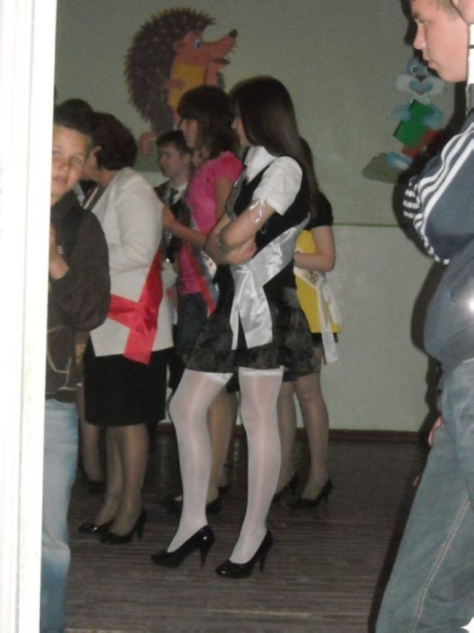 【美少女多数】卒業式には白いエプロンドレス姿のメイド服に身を包むのが慣習になってるロシアJKがエロい！！（画像）・19枚目