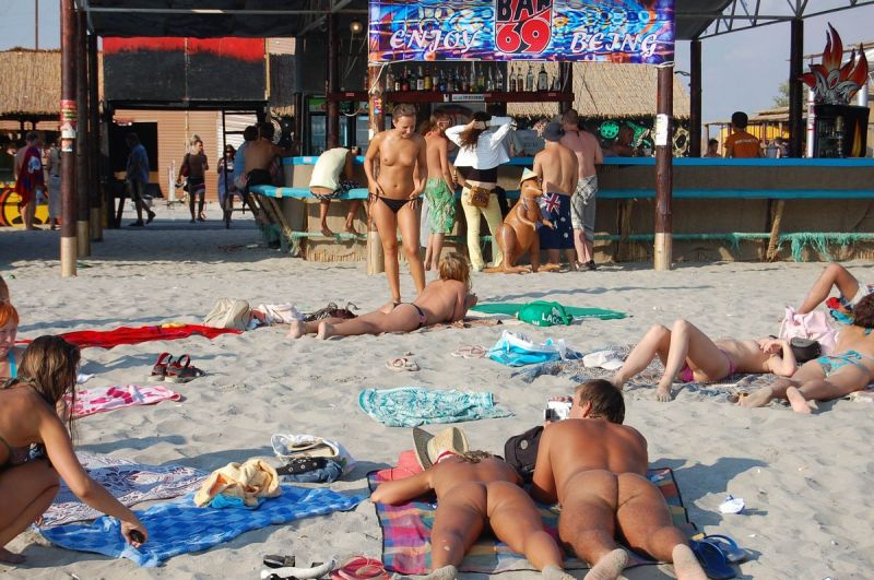 【保存推奨】夏本番、コロナ禍にも負けずビーチでトップレスになって日焼けを楽しむ外人まんさんのエロ画像・33枚目