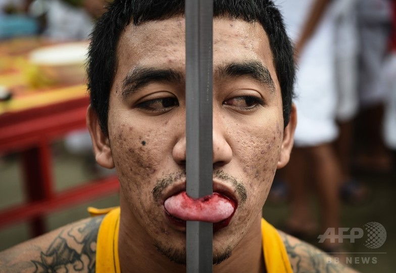 【閲覧注意】タイ　プーケットで開催される“ベジタリアン・フェスティバル”の苦行の行列という催し物、ヤバすぎるだろ・・・・（画像）・2枚目