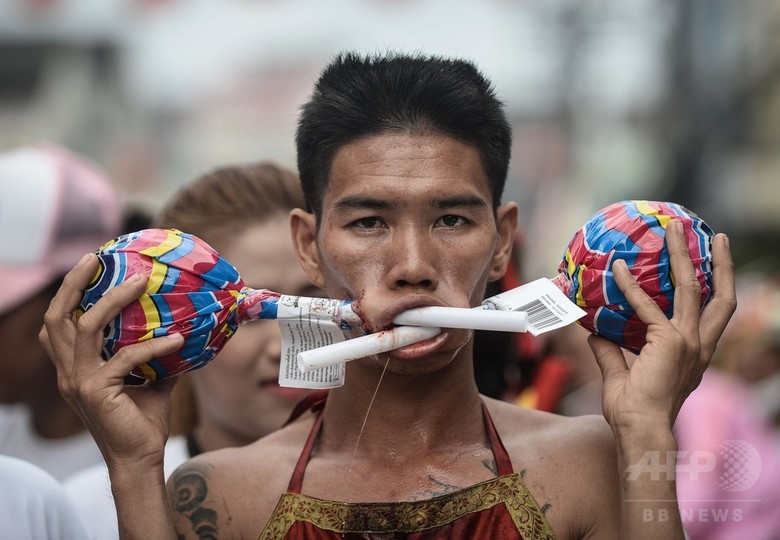 【閲覧注意】タイ　プーケットで開催される“ベジタリアン・フェスティバル”の苦行の行列という催し物、ヤバすぎるだろ・・・・（画像）・5枚目