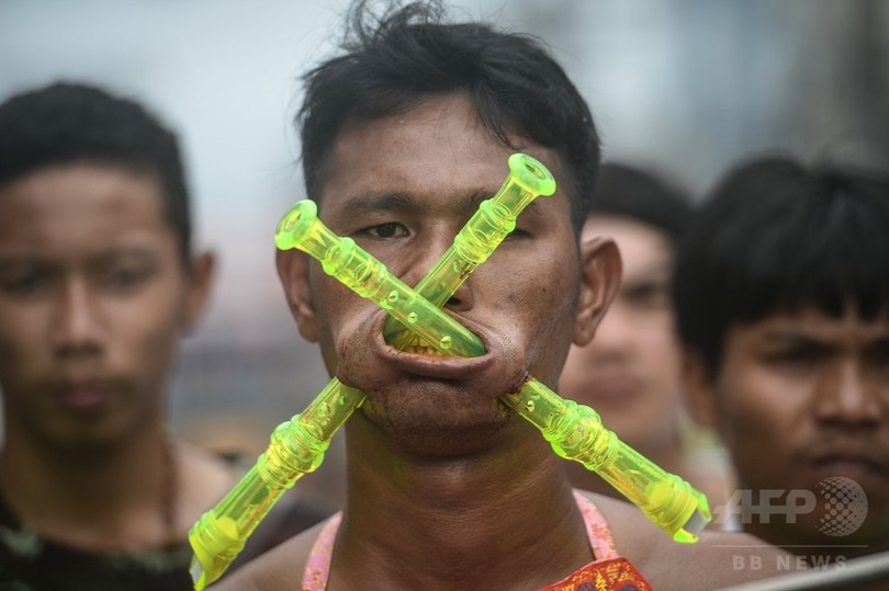 【閲覧注意】タイ　プーケットで開催される“ベジタリアン・フェスティバル”の苦行の行列という催し物、ヤバすぎるだろ・・・・（画像）・7枚目