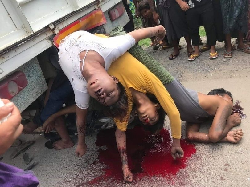 【悲惨】ミャンマーのバイク事故、3人乗りしたまま猛スピードでトラックの下に突っ込み全員即死・・・・（画像）・4枚目