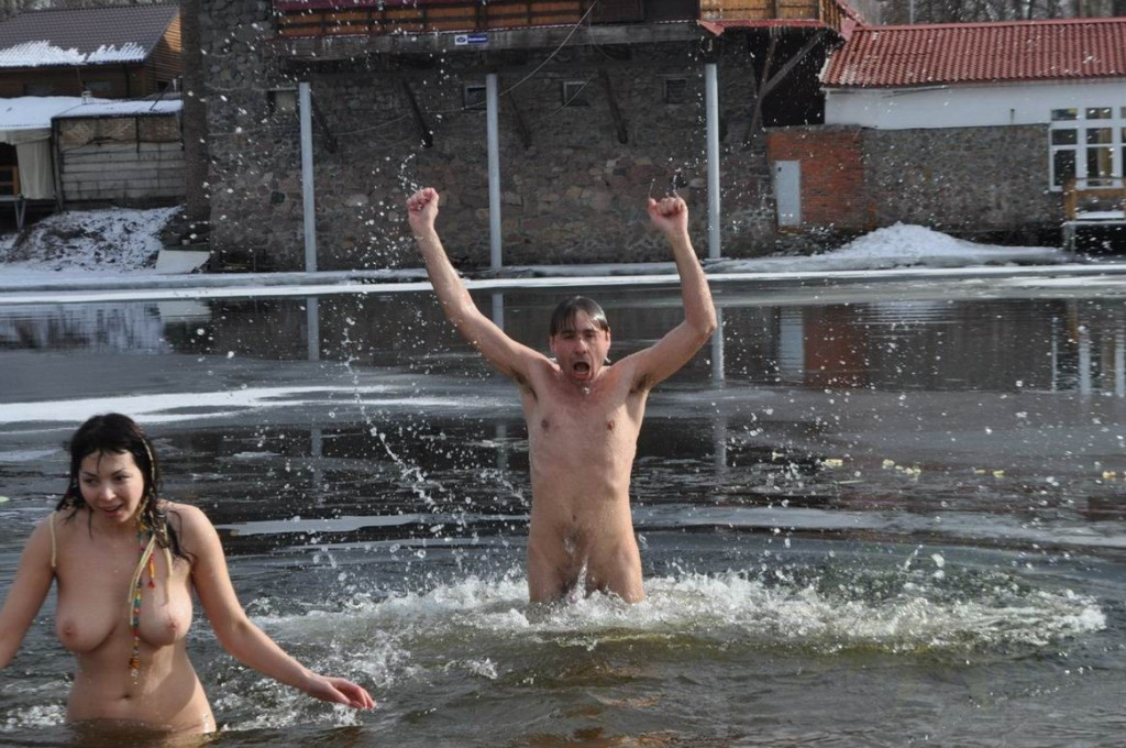 【参加熱望！！】鋼鉄の精神と肉体を持つニキにだけ参加が許されるロシアの寒中水泳大会、命と引き換えでも参加するわｗｗｗｗｗ（画像）・2枚目